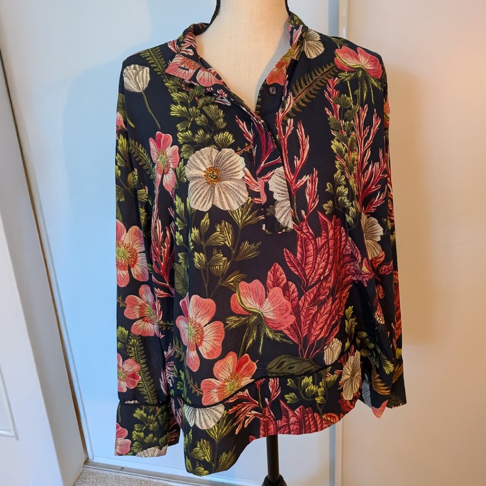 H&M floral v‎ button blouse. EXCELLENT CONDITION! - Size 14